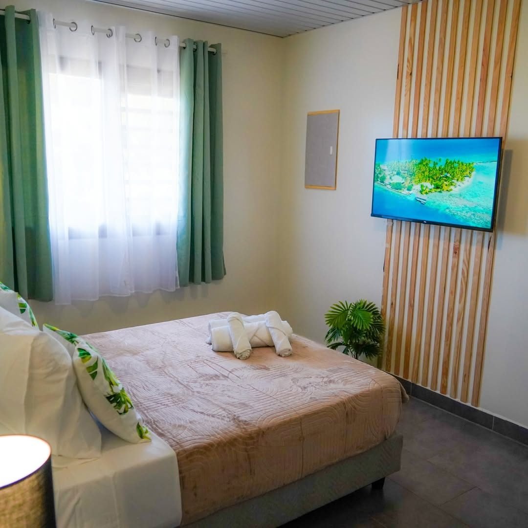 Chambre avec lit double et rideaux verts